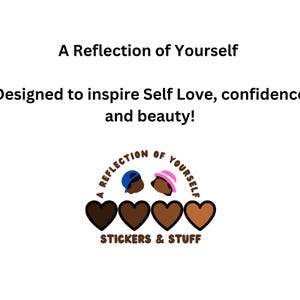 Peut inclure: Fond blanc avec le texte "A Reflection of Yourself" et "Designed to inspire Self Love, confidence, and beauty!". En dessous, un logo avec quatre c&oelig;urs bruns et des t&ecirc;tes de dessins anim&eacute;s portant des chapeaux.