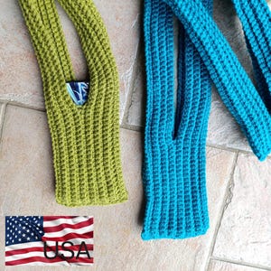 Puede incluir: Primer plano de tres artículos de punto en tonos verdes y azules. Los artículos parecen hechos a mano, con un patrón texturizado y acanalado. Un artículo verde tiene un bolsillo. Los artículos se muestran sobre una superficie de tonos neutros.