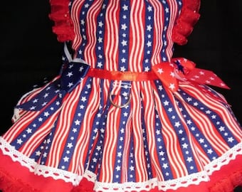 Einzigartiges, rot-weiß-blaues maßgeschneidertes Geschirr-Kleid für kleine Hunderassen und Welpe