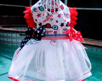 All American Girl - Einzigartiges, maßgeschneidertes Geschirr-Kleid für kleine Hunderassen und Welpen