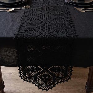 Schwarzer Häkelspitze Tischläufer | Gothic Halloween Dekor | Witchy Wohnkultur | Benutzerdefinierte Größe