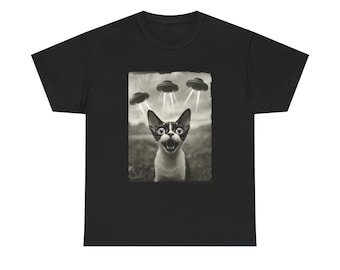 Camiseta con estampado divertido de gato atigrado y ovni alienígena.
