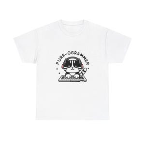 Op de afbeelding: Wit T-shirt met een zwart-witte illustratie van een kat met een koptelefoon die op een toetsenbord typt. De tekst "Purr-ogrammer" staat in een cirkel rond de kat.