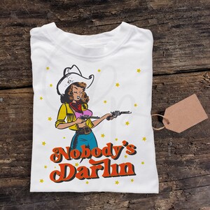 Comfort T-Shirt Nobody&#39;s Darlin | Retro Western Shirt | Soft Funny Tee | Graphic Tee | Western Graphic Shirt | Vintage Cowgirl | Rodeo Shirt