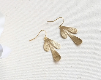 Messing-Blatt-Ohrringe in Gold, Matisse-Ohrringe, 3 Blatt-Ohrringe, botanische Ohrringe, moderne Blatt-Ohrringe