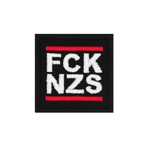 Könnte beinhalten: Schwarzer gestickter Aufnäher mit weißer Aufschrift "FCK NZS" und zwei roten Linien über und unter dem Text.