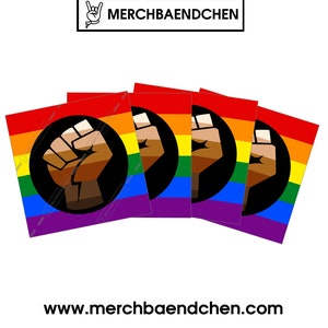 Könnte beinhalten: Vier regenbogenfarbene Aufkleber mit einer schwarzen Faust, die in die Luft gehoben wird. Die Faust ist braun mit schwarzem Umriss. Die Aufkleber sind versetzt angeordnet. Der Text "www.merchbaendchen.com" befindet sich am unteren Rand des Bildes.