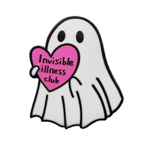 Könnte beinhalten: Ein weißer Geist, der ein pinkfarbenes Herz mit dem Text "Invisible illness club" hält. Der Geist hat schwarze Augen und einen schwarzen Umriss.