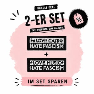 Könnte beinhalten: Grafik für ein Bundle-Angebot mit den Texten "BUNDLE DEAL" und "2-ER SET". Zwei schwarze Aufnäher mit weißem Text sind abgebildet: "LOVE CATS HATE FASCISM" und "LOVE MUSIC HATE FASCISM". Der Hintergrund ist ein rosa Aquarell.