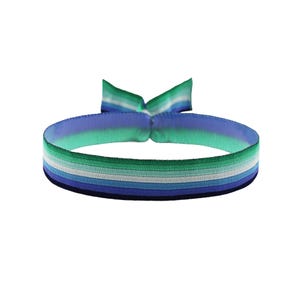 Könnte beinhalten: Ein blaues, grünes und weiß gestreiftes Gummiband. Das Armband ist mit einer Schleife gebunden.