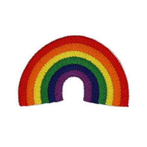 Könnte beinhalten: Gestickter Regenbogen-Aufnäher mit einem Spektrum an Farben: Rot, Orange, Gelb, Grün, Blau und Lila. Der Aufnäher hat einen weißen Rand und ist vor einem weißen Hintergrund platziert. Ideal zum Hinzufügen von Farbe zu Kleidung oder Accessoires.