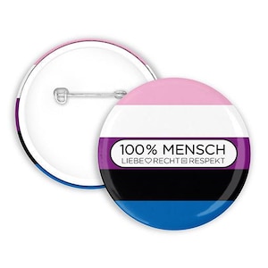 Könnte beinhalten: Ein runder Knopf mit einem gestreiften Design in Pink, Weiß, Schwarz und Blau. Der Knopf trägt den Text "100% MENSCH LIEBE ♥ RECHT ≡ RESPEKT" in Schwarz.