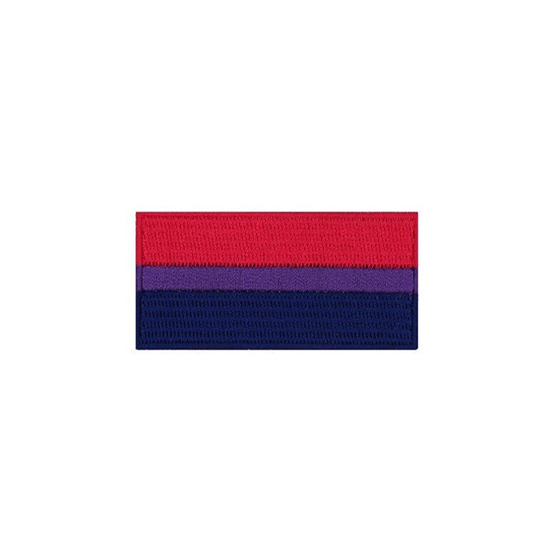 Peut inclure: Un patch avec trois bandes horizontales de couleur rouge, violette et bleu fonc&eacute;.