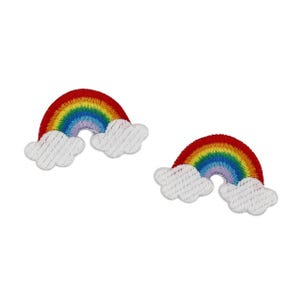 Könnte beinhalten: Zwei gestickte Regenbogen-Patches. Jeder Patch zeigt einen lebendigen Regenbogen in Rot, Orange, Gelb, Grün, Blau und Lila, mit flauschigen weißen Wolken darunter. Die Patches sind zum Aufnähen oder Aufbügeln auf Stoff gedacht.