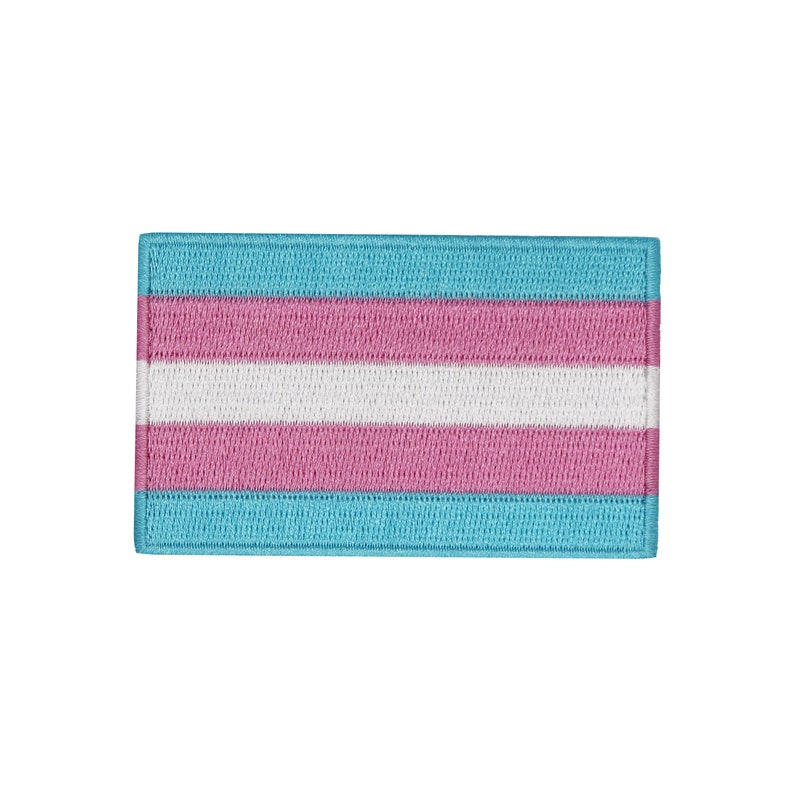 Peut inclure: Un patch de drapeau de fiert&eacute; transgenre bleu, rose et blanc. Le patch est fait de tissu et a une bordure cousue.