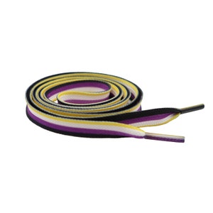 Può includere: Un paio di lacci delle scarpe con strisce alternate di viola, bianco, giallo e nero.