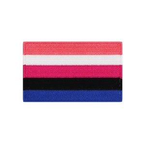 Könnte beinhalten: Ein rechteckiger Patch mit fünf horizontalen Streifen in den Farben Pink, Weiß, Hellrosa, Schwarz und Blau. Der Patch ist aus Stoff und hat einen genähten Rand.