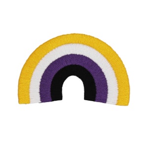 Könnte beinhalten: Ein gestickter Patch in Form eines Halbkreises mit einem Regenbogenmuster in den Farben Gelb, Weiß, Lila und Schwarz.