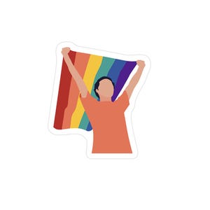 Könnte beinhalten: Ein Aufkleber mit einer Person, die eine Regenbogenflagge hält. Die Person trägt ein orangefarbenes T-Shirt. Die Flagge hat rote, orange, gelbe, grüne, blaue und violette Streifen. Der Aufkleber hat einen weißen Rand.