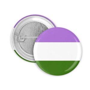 Könnte beinhalten: Ein lila, weißer und grüner Knopf mit einer Stecknadel auf der Rückseite. Der Knopf zeigt die Farben der Genderqueer-Pride-Flagge.