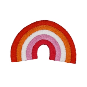 Op de afbeelding: Een geborduurde patch in de vorm van een regenboog met de kleuren van de lesbische pride-vlag: oranje, rood, roze, wit en lichtroze.
