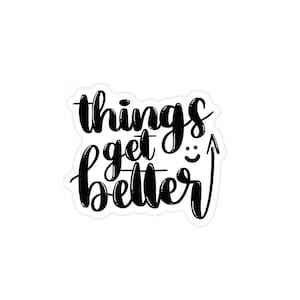 Könnte beinhalten: Schwarz-weißes Typografie-Design mit dem Text "things get better" und einem Smiley mit einem nach oben zeigenden Pfeil.