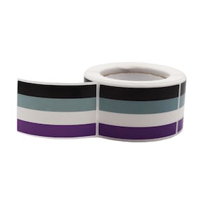 Può includere: Un rotolo di adesivi con la bandiera del pride asessuale. La bandiera ha cinque strisce orizzontali: nero, grigio chiaro, bianco, grigio chiaro e viola.