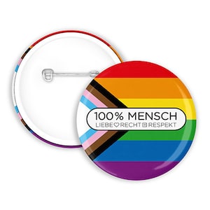 Könnte beinhalten: Eine Regenbogen-Pride-Flaggen-Anstecknadel mit dem Text "100% MENSCH LIEBE ♥ RECHT ✊ RESPEKT".