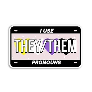 Könnte beinhalten: Ein schwarz-weißer Aufkleber mit einem Nummernschild-Design. Es steht "Ich benutze sie/ihn Pronomen" mit einem gelben, weißen und violetten Herz-Design.