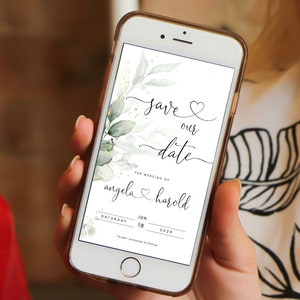 Op de afbeelding: Een digitale save-the-date kaart met een aquarel achtergrond met groene bladeren en gouden accenten. De tekst luidt "Save our date" met een hart symbool. Het huwelijk van Angela en Harold is gepland voor zaterdag 18 juni 2024.