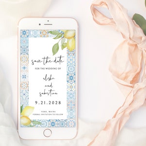 Puede incluir: Una tarjeta digital de guardar la fecha con un borde de azulejos azules y amarillos. El texto dice "save the date" para la boda de Alisha y Sabastian el 9.21.2028 en York, Maine. Invitación formal a seguir.