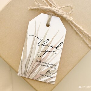 Op de afbeelding: Een wit bedankkaartje met een aquarelontwerp van bruine en beige bladeren. De tekst luidt "thank you" in cursief en "Thank you for celebrating our special day with us. love Alisha & Michael".