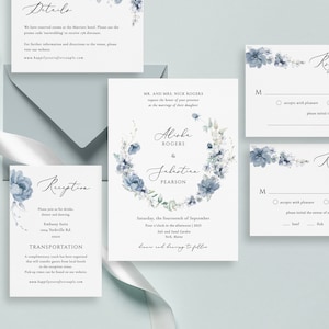 Modelo de convite de casamento com guirlanda azul empoeirada convite de casamento com guirlanda floral azul de aço Convite de frutas azuis editável Baixar Berry