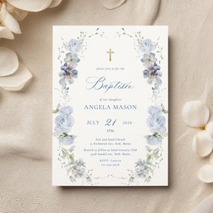 Modèle d’invitation de baptême de fleur sauvage bleu poussiéreux Croix d’or et couronne de fleurs bleues Carte d’invitation de baptême baptême de cadre floral bleu