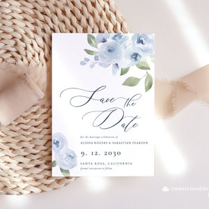 以下が含まれることがあります： 青い水彩の花とカリグラフィーで書かれた「Save the Date」カード。テキストには「Alisha RogersとSabastian Pearsonの結婚のお祝いのために、Save the Date 9.12.2030 Santa Rosa, California 正式な招待状は後ほど」と記載されています