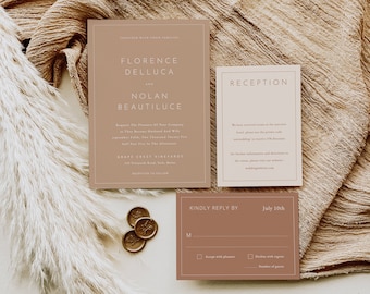 Puede incluir: Un conjunto de invitaciones de boda con un diseño minimalista. La tarjeta de invitación es beige con texto marrón y presenta los nombres "Florence Delluca y Nolan Beautilce". La tarjeta de recepción es beige con texto marrón e incluye el texto "Recepción". La tarjeta RSVP es marrón con texto blanco e incluye el texto "Responder amablemente antes del 10 de julio".