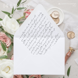 Puede incluir: Un sobre blanco con un mensaje escrito a mano en su interior. El mensaje es una serie de 14 líneas de escritura cursiva. El sobre está sobre una superficie blanca con un sello de cera dorado y un sello de madera.