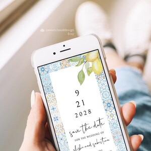 Puede incluir: Una tarjeta de guardar la fecha con un borde de azulejos azules y amarillos y una ilustración de rama de limón. El texto dice "9 21 2028 save the date for the wedding of Elisha and Sabastian".