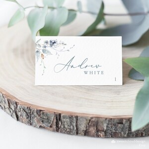 Plantilla de tarjetas de lugar de boda azul polvoriento azul acero Tarjeta de lugar editable Tarjeta de lugar de vegetación Tarjeta de nombre de mesa de boda editable Tarjeta imprimible Berrie