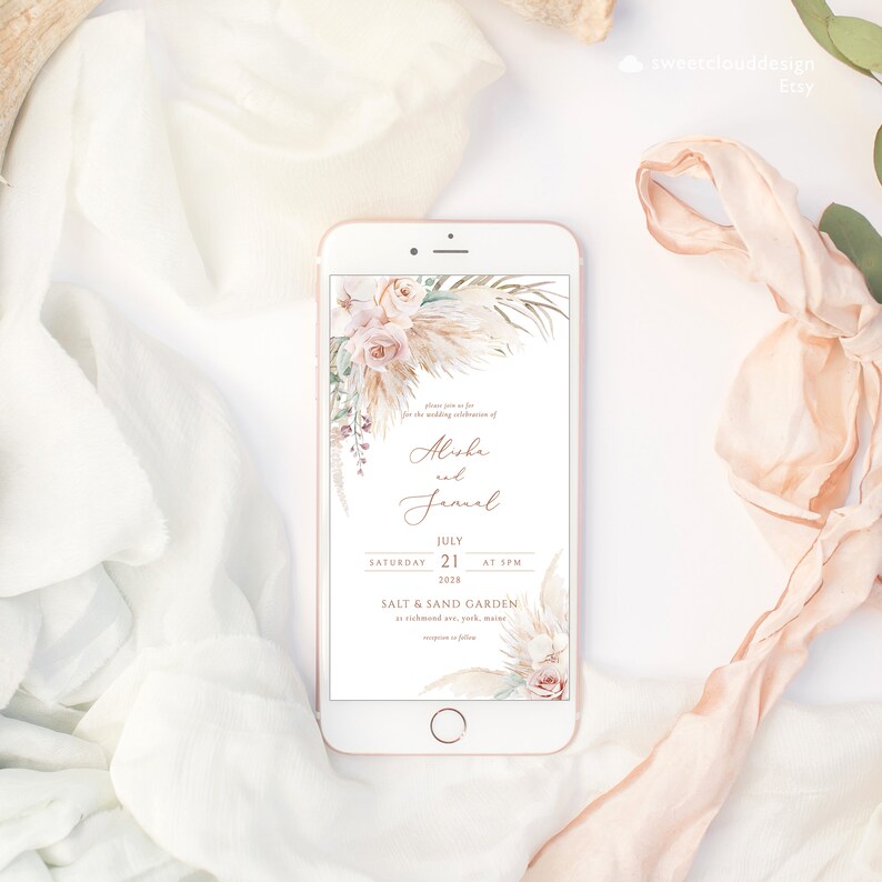 K&ouml;nnte beinhalten: Eine digitale Hochzeitseinladung mit einem floralen Design aus Pampasgras und Rosen in Rosa- und Beiget&ouml;nen. Die Einladung lautet: "Bitte feiern Sie mit uns die Hochzeit von Alsha und Jamal, Samstag, 21. Juli 2023 um 17:00 Uhr, Salt & Sand Garden, Richmond Ave, York, Maine. RSVP folgt."