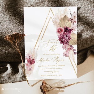 Puede incluir: Una tarjeta de invitación blanca con detalles geométricos dorados y arreglos florales en tonos borgoña, rosa y beige. El texto dice "Sweet 16" e incluye los detalles del evento.