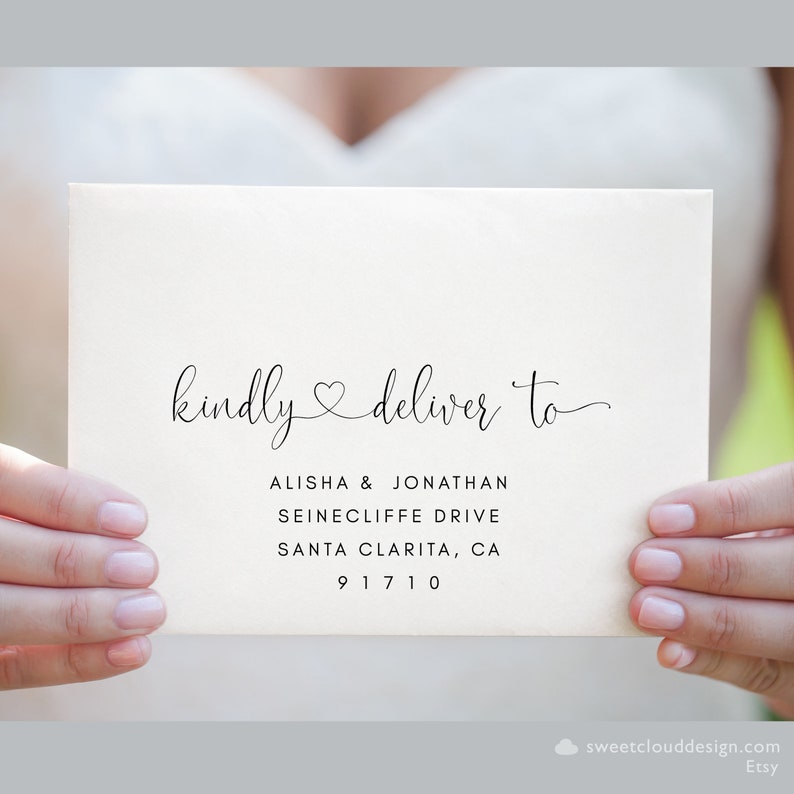 Puede incluir: Un sobre blanco con texto negro que dice "kindly deliver to" seguido de una direcci&oacute;n: Alisha & Jonathan, Seinecliffe Drive, Santa Clarita, CA 91710.