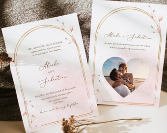 Puede incluir: Un conjunto de invitaciones de boda con un fondo de acuarela rosa y dorado. La invitación presenta un arco dorado con los nombres de la pareja, Alisha y Sebastian, y la fecha y la ubicación de la boda. La tarjeta RSVP presenta un recorte de foto en forma de corazón con una pareja besándose.