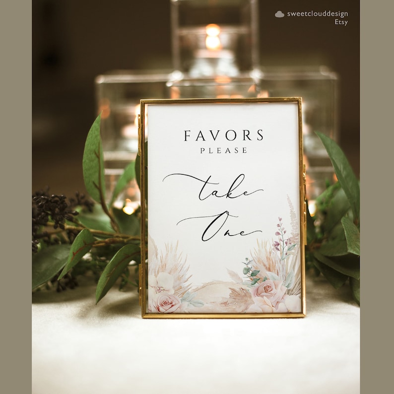 Puede incluir: Un cartel con marco dorado, fondo blanco y un dise&ntilde;o de acuarela de flores secas y vegetaci&oacute;n. El cartel dice "Favors Please Take One" en texto cursivo negro.