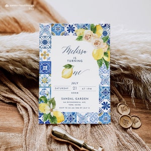 Turning one lemon Geburtstagskarte Blaue Fliese Zitrone erste Geburtstagskarte Vorlage Mittelmeer Lemon Party Einladung Italien Fliese blaue Partykarte