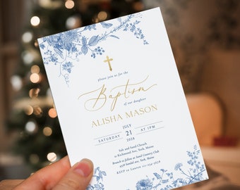Puede incluir: Una invitación de bautismo azul y dorada con un diseño floral. La invitación incluye el texto "Bautismo de nuestra hija Alisha Mason" y la fecha "21 de julio de 2028".