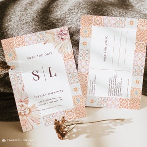 Puede incluir: Tarjeta de guardar la fecha con un patrón geométrico en melocotón, rosa y naranja. La tarjeta presenta las iniciales "S" y "L" y el texto "Sophia + Lawrence se casan el 8.07.25 | Franklin, TN".