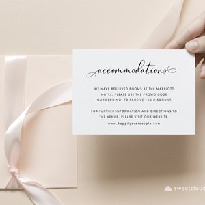 Peut inclure: Une carte blanche avec le mot "accommodations" &eacute;crit en cursive. La carte fournit des informations sur les h&eacute;bergements &agrave; l'h&ocirc;tel pour un mariage, y compris un code promotionnel et une adresse de site Web. La carte est sur un fond rose clair.
