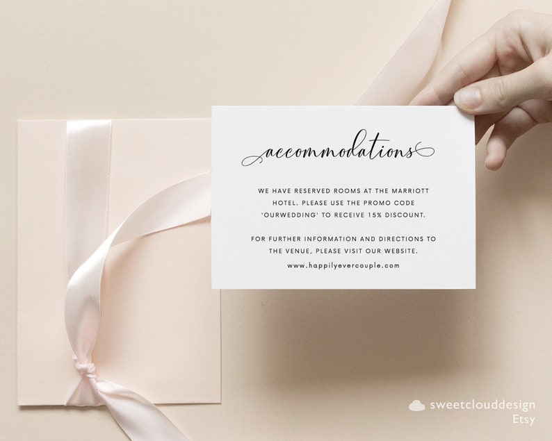 Peut inclure: Une carte blanche avec le mot "accommodations" &eacute;crit en cursive. La carte fournit des informations sur les h&eacute;bergements &agrave; l'h&ocirc;tel pour un mariage, y compris un code promotionnel et une adresse de site Web. La carte est sur un fond rose clair.