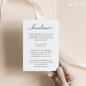 Peut inclure: Une carte blanche avec du texte noir qui indique "directions". Le texte explique qu'un autocar gratuit transportera les invit&eacute;s des h&ocirc;tels locaux jusqu'au lieu de r&eacute;ception situ&eacute; au Royal Suits 7004 Yorkville Rd. Des indications sont fournies pour prendre l'autoroute 407 Est en direction du centre-ville, parcourir dix miles avant d'atteindre l'&eacute;changeur de l'autoroute 25, et prendre la sortie 33. La carte comprend &eacute;galement une adresse de site Web pour plus d'informations : www.happycouple.com.